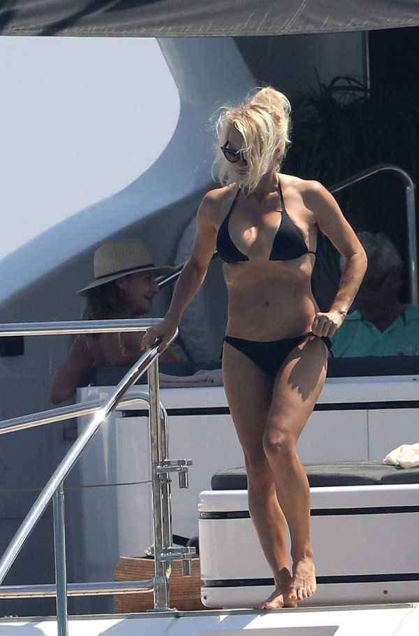 Pamela Anderson Bikini Pics | KLYKER.COM