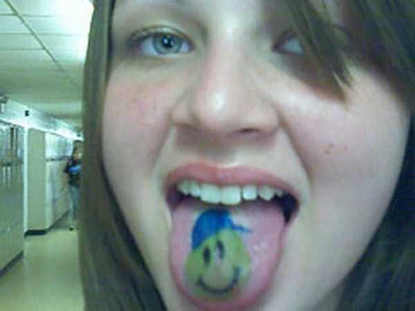 30 WTF Tongue Tattoos (30 photos)
