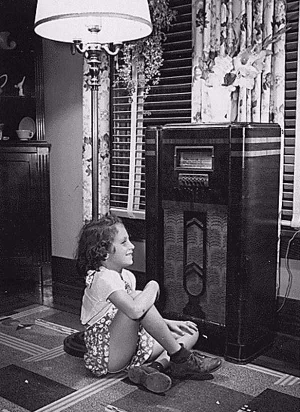 37 Vintage Photos From The Golden Age Of Radio (37 photos)