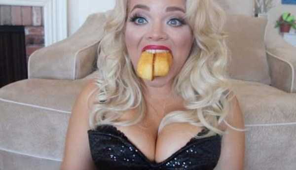Girls Putting Things In Their Mouths (37 photos)
