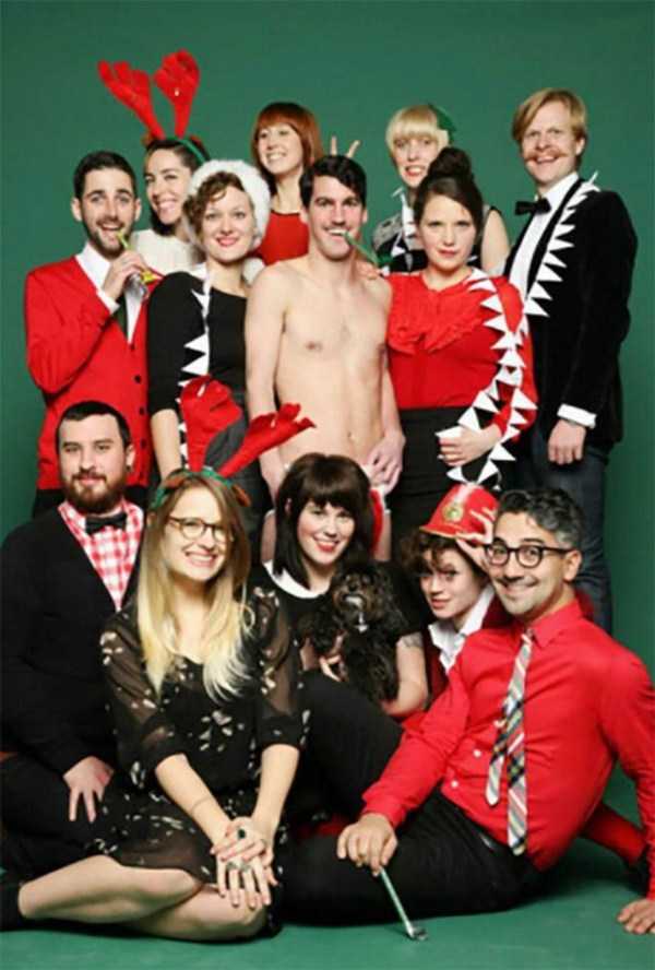 30 Cringe Worthy Christmas Family Portraits (30 photos)