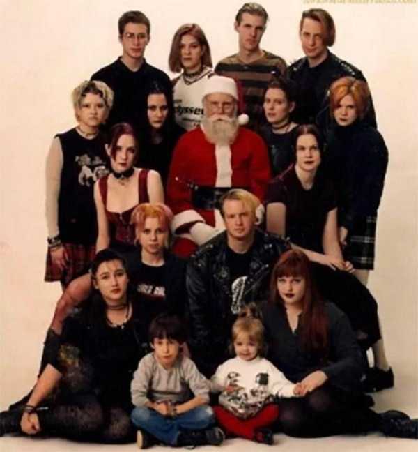 30 Cringe Worthy Christmas Family Portraits (30 photos)