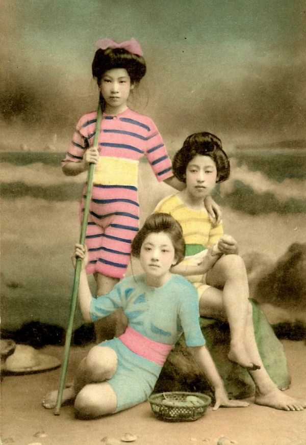Vintage Photos Of Geishas Posing In Swimsuits (36 photos)