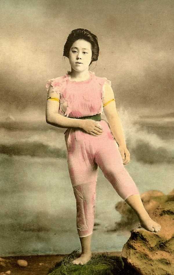 Vintage Photos Of Geishas Posing In Swimsuits (36 photos)