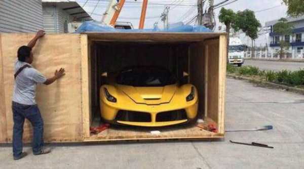 Unpacking A Brand New Ferrari (6 photos)