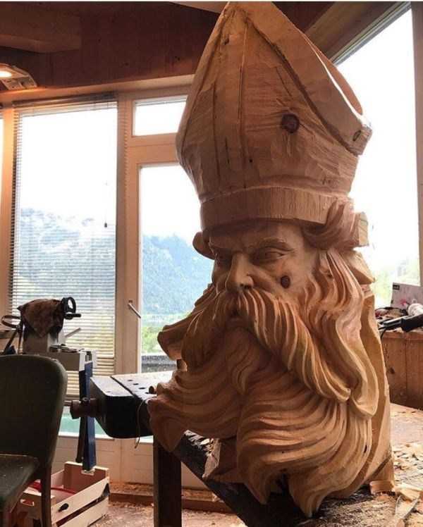 Impressive Wooden Statue (9 photos)
