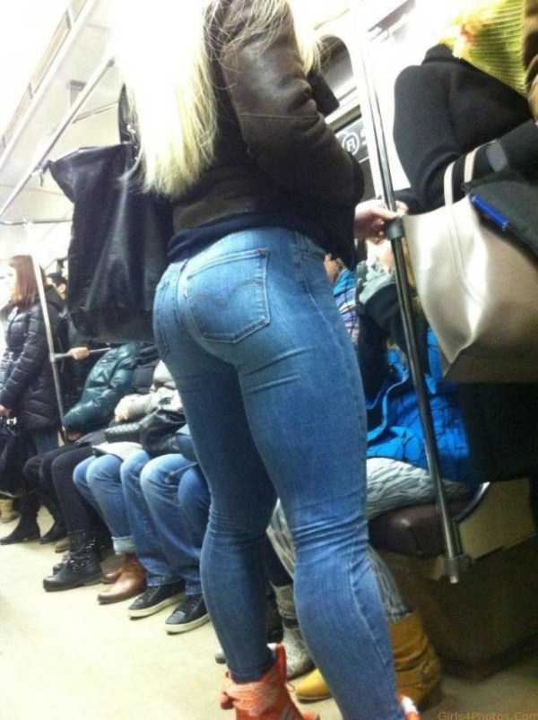 Girls In Public Transport (65 photos)