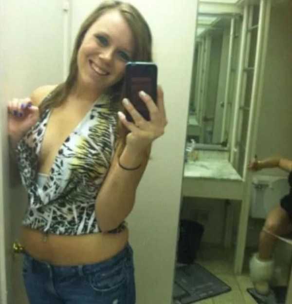 Pay Attention To The Background (46 photos)