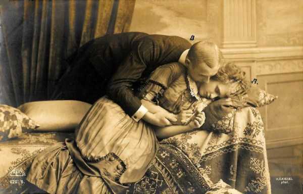 22 Romantic Photos From The Old Days