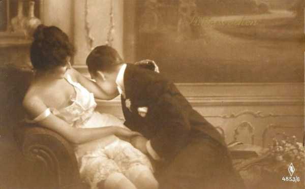 22 Romantic Photos From The Old Days