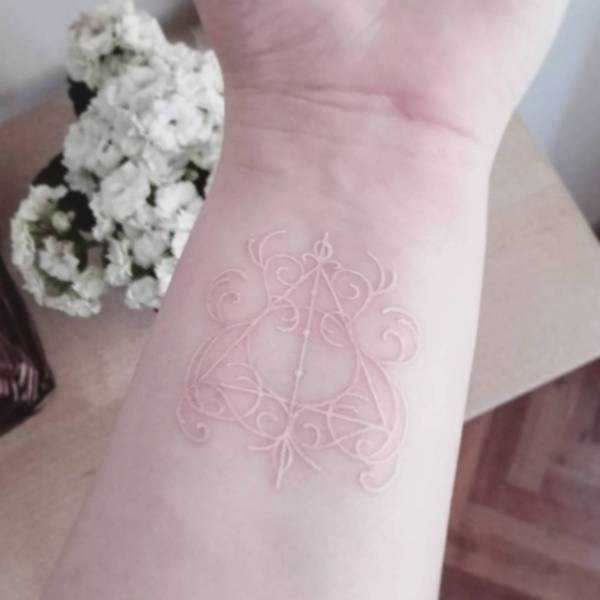 32 Mesmerizing White Ink Tattoos (32 photos)