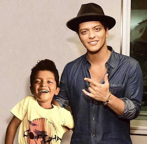 Celebs Hanging Out With Younger Versions Of Themselves (55 photos)