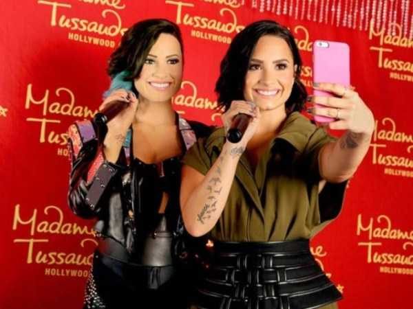 30 Celebs Standing Next To Their Identical Wax Figures (30 photos)