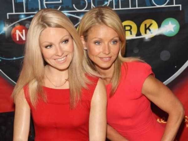 30 Celebs Standing Next To Their Identical Wax Figures (30 photos)