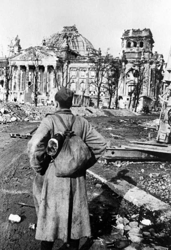 30 Black And White Photos Of Berlin In 1945