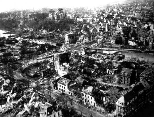 30 Black And White Photos Of Berlin In 1945