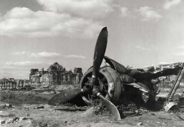 30 Black And White Photos Of Berlin In 1945