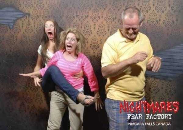 37 Amazingly Funny Haunted House Reactions (37 photos)