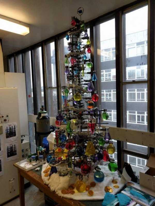 30 Unconventional Christmas Trees (30 photos)