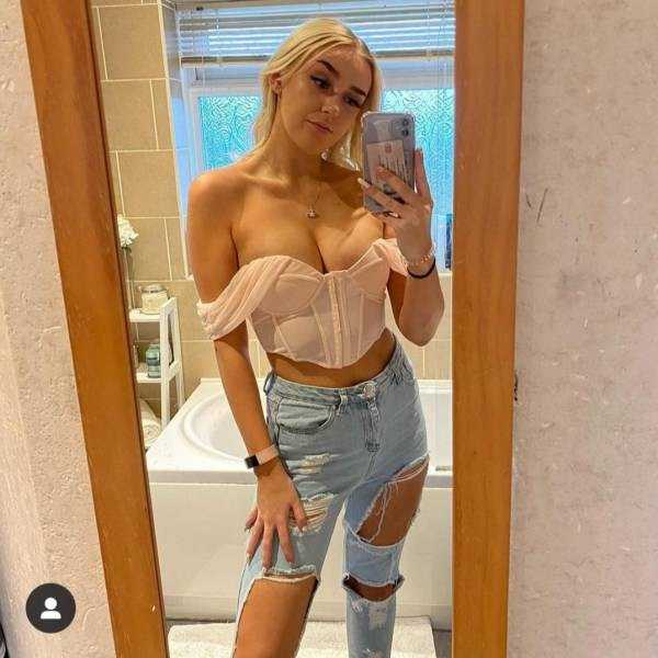 big tits 1 1 Hot Busty Girls – Part 15 (40 photos)