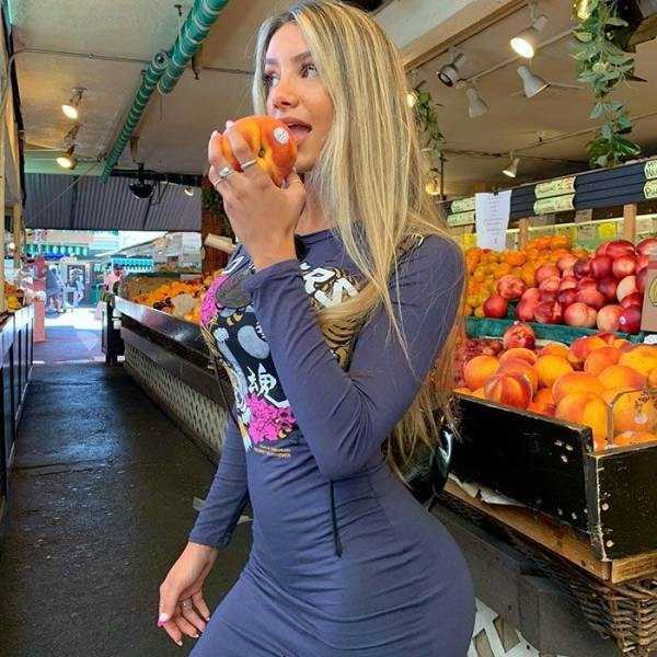 Hot Girls In Tight Dresses – Part 13 (35 photos)