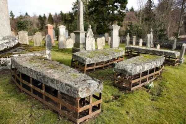 27 Kinda Creepy Gravestones (27 photos)