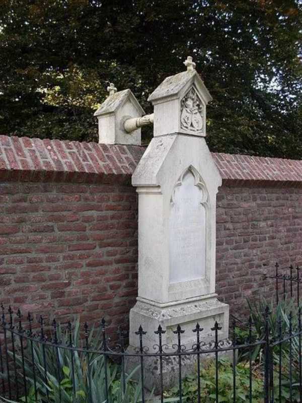 bizarre gravestones 20