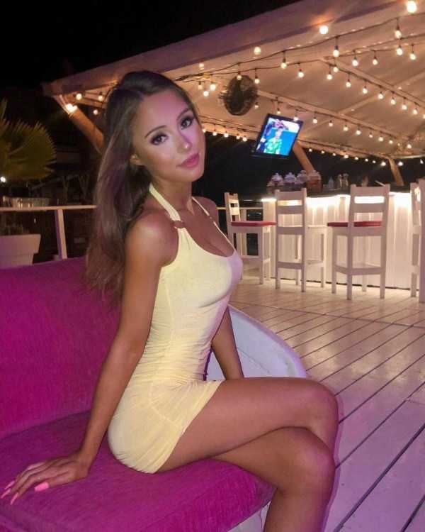 Hot Girls In Tight Dresses – Part 15 (34 photos)