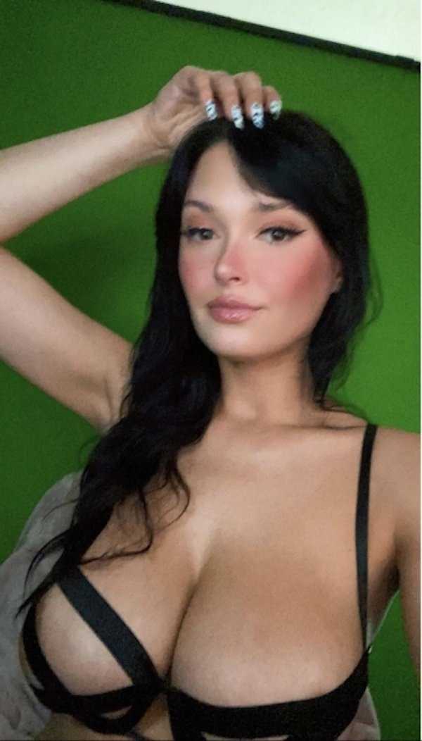 busty girls 14 Hot Busty Girls – Part 21 (40 photos)