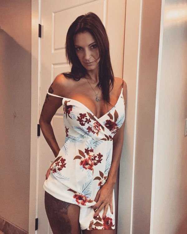 Hot Girls In Tight Dresses – Part 18 (39 photos)