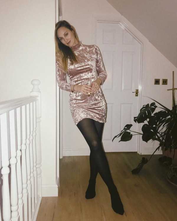 Hot Girls In Tight Dresses – Part 20 (42 photos)