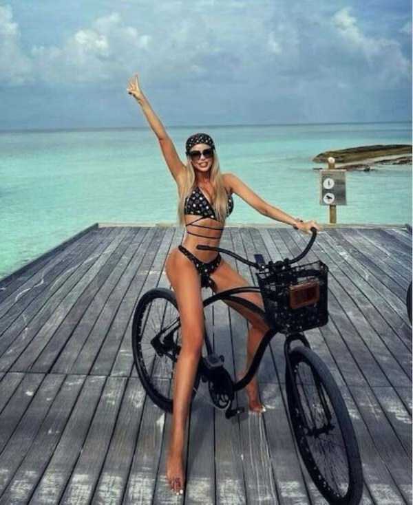 Hot Girls On Bicycles – Part 3 (38 photos)