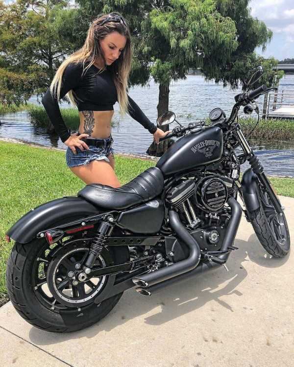 Hot Girls On Motorcycles #1 (60 photos)
