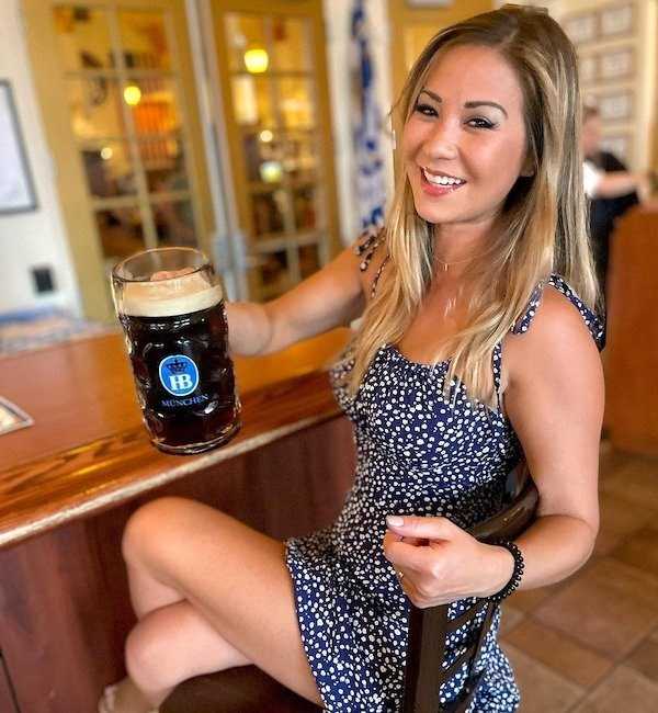 Hot Girls In Tight Dresses #30 (40 photos)