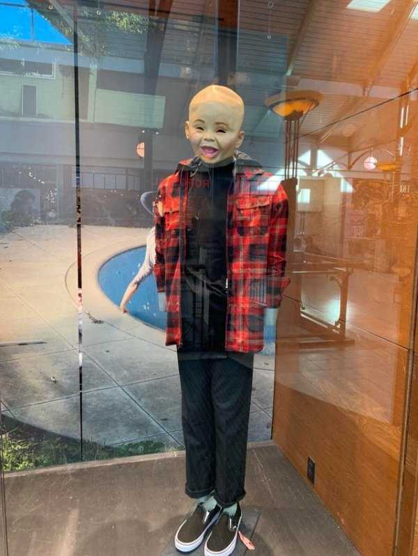 33 Creepy Store Mannequins (33 photos)