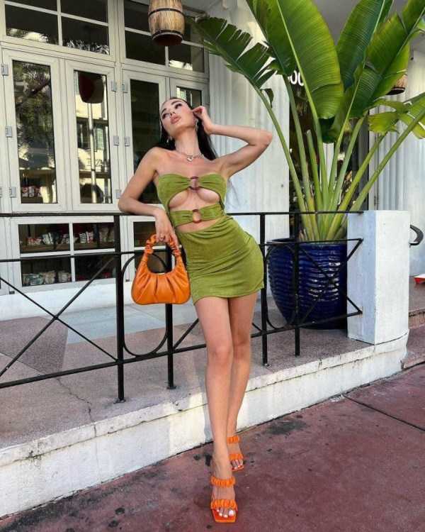 Hot Girls In Tight Dresses #31 (45 photos)