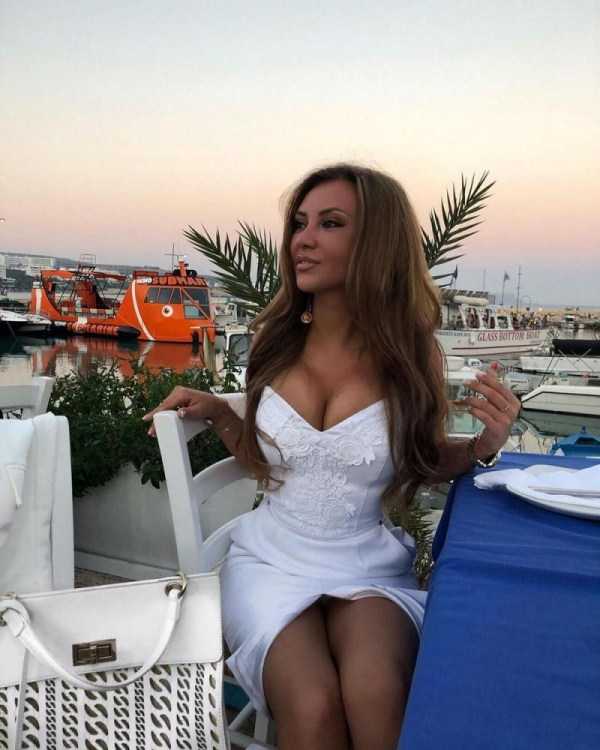 Hot Girls In Tight Dresses #31 (45 photos)