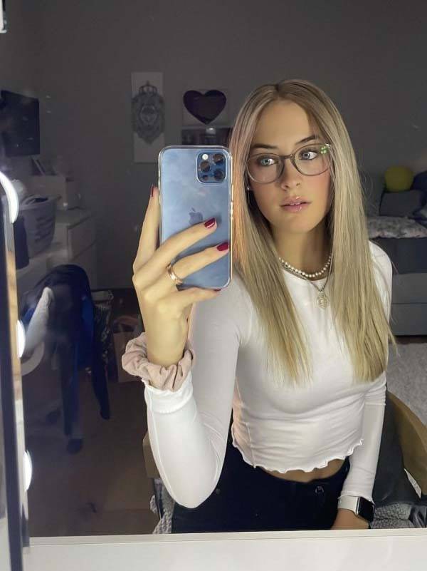 girls with glasses 38