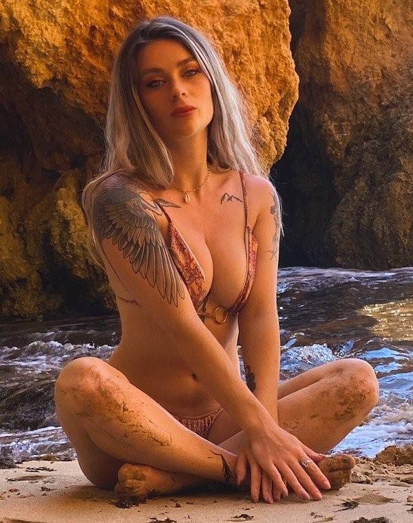 girls with tattoos 32