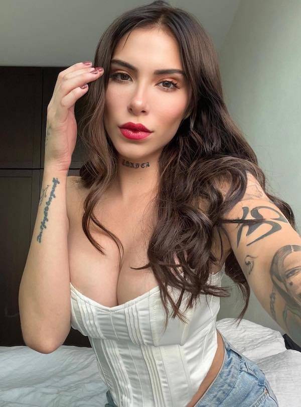 Hot Girls With Red Lips #6 (38 photos)