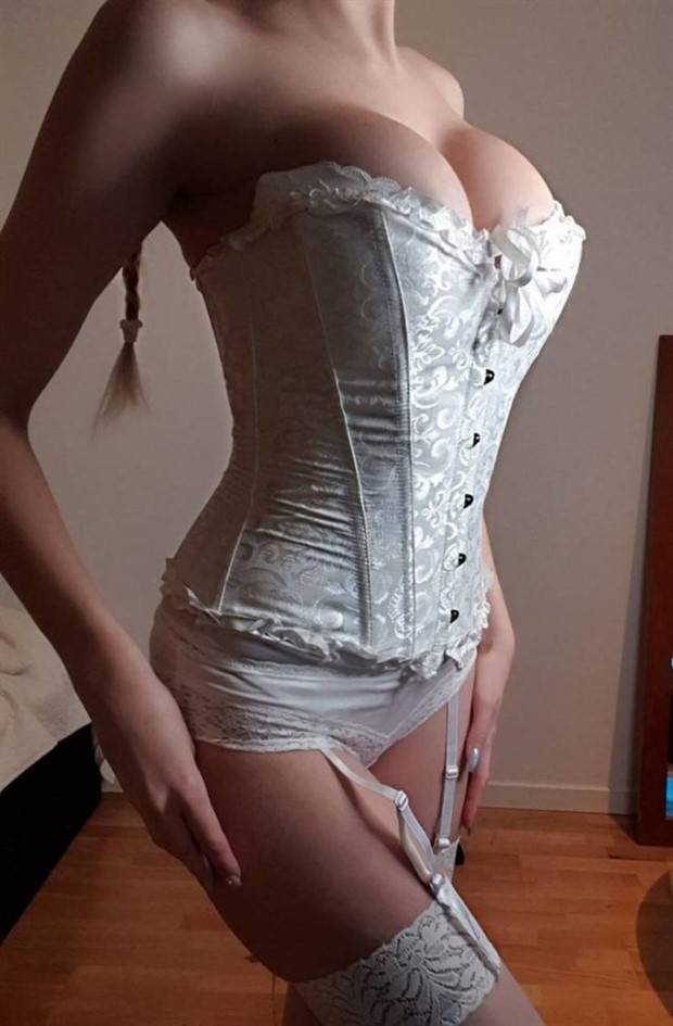 Hot Girls In Corsets #17 (36 photos)