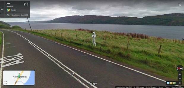24 Wacky Things Spotted On Google Street View (24 photos)