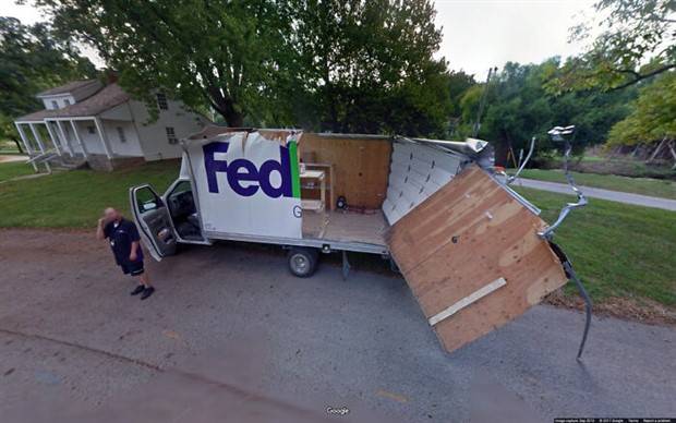 24 Wacky Things Spotted On Google Street View (24 photos)