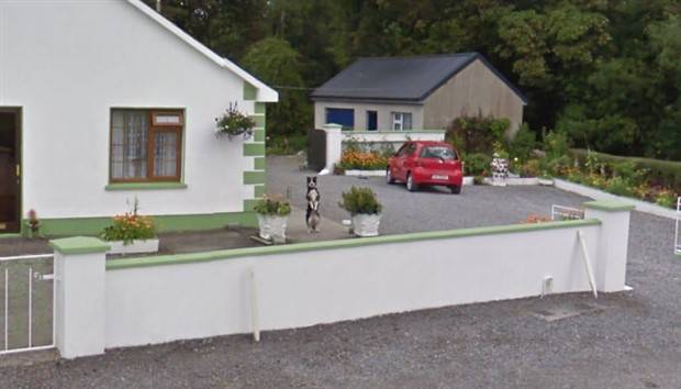 24 Wacky Things Spotted On Google Street View (24 photos)