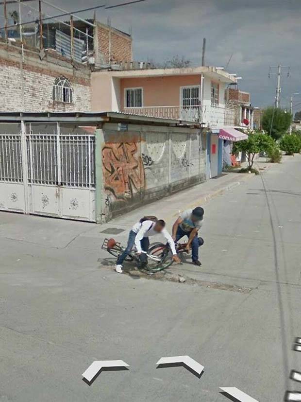 24 Wacky Things Spotted On Google Street View (24 photos)