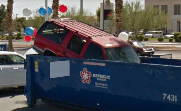 24 Wacky Things Spotted On Google Street View (24 photos)