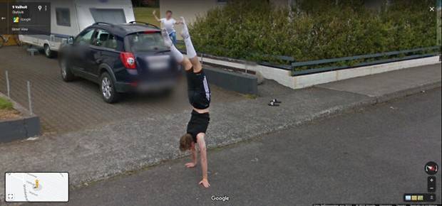 24 Wacky Things Spotted On Google Street View (24 photos)