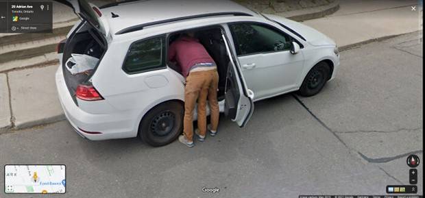 24 Wacky Things Spotted On Google Street View (24 photos)