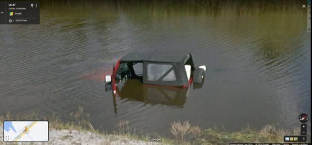24 Wacky Things Spotted On Google Street View (24 photos)