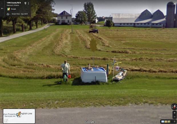 24 Wacky Things Spotted On Google Street View (24 photos)